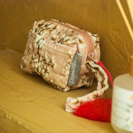 make-up tasje japanse bloesemprint in badkamer