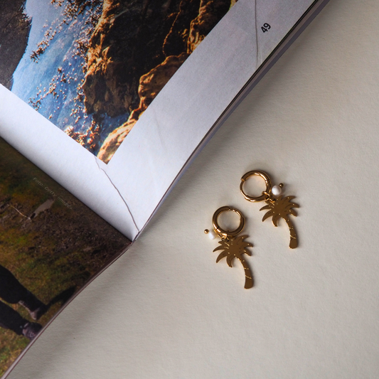 Palmboom oorhangers goud, detail bedeltje