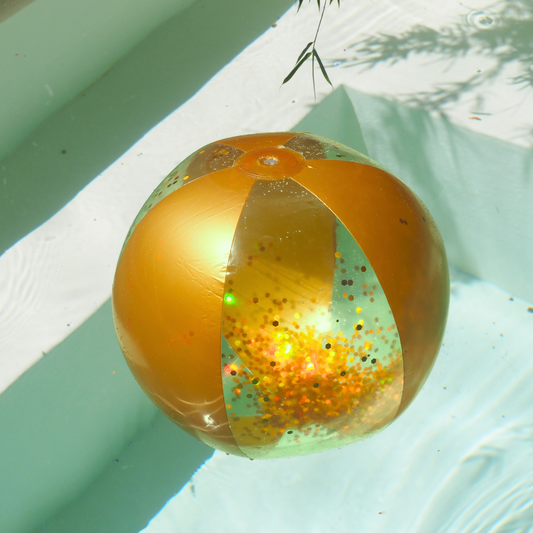 Strandbal goud glitters in zwembad