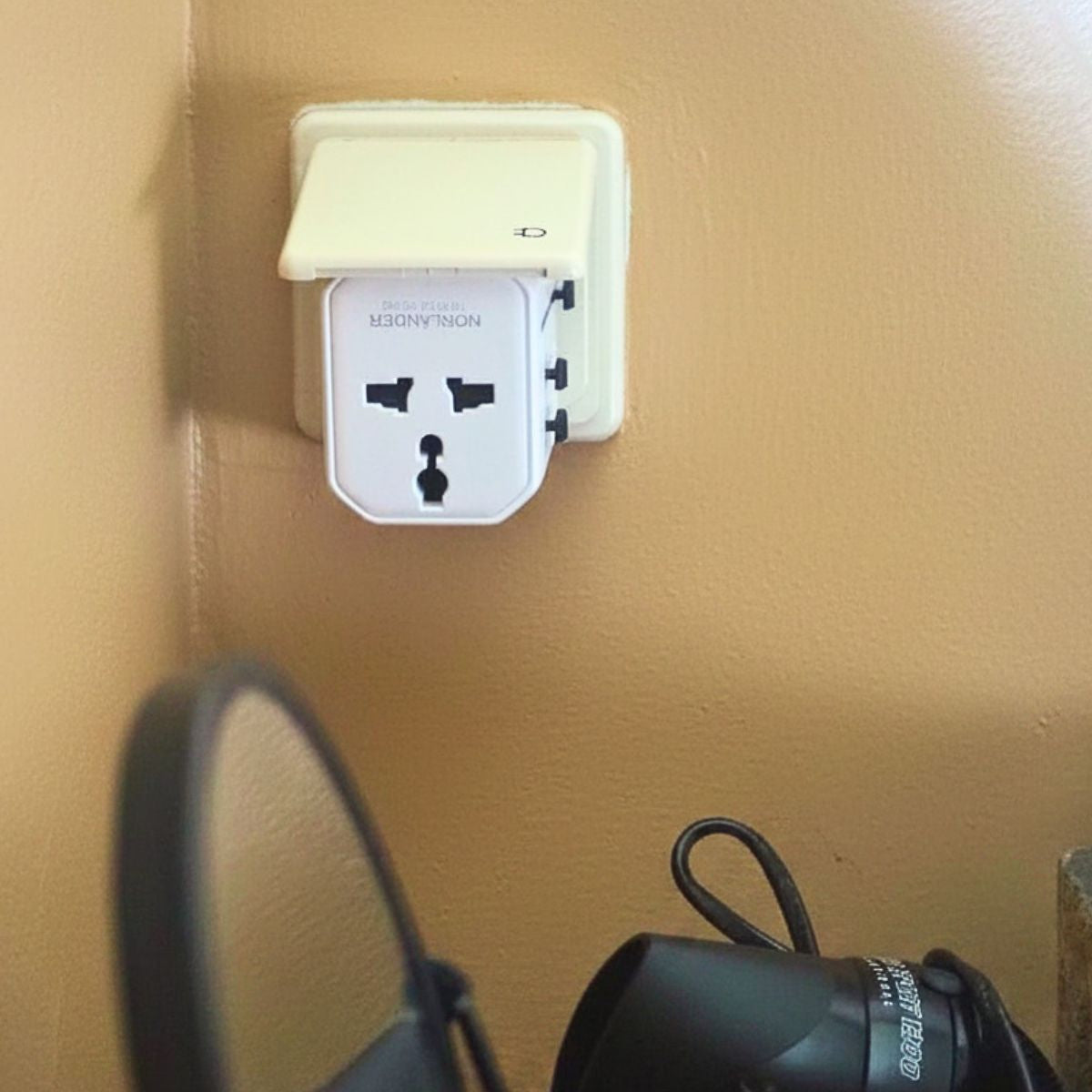 travelplug in de muur