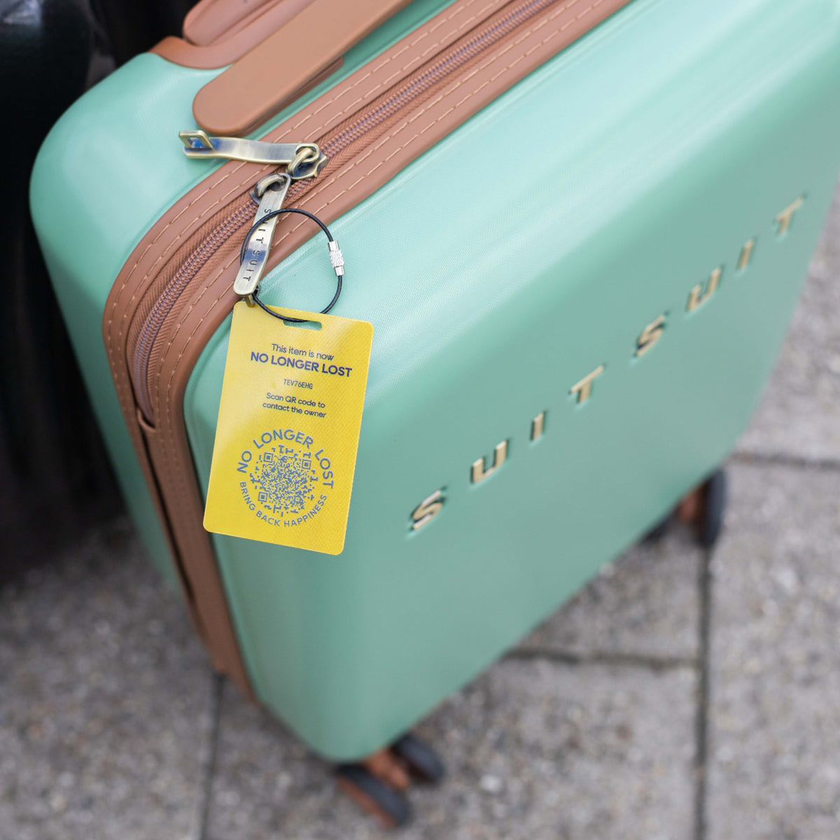 Bagagelabel van No Longer Lost aan koffer