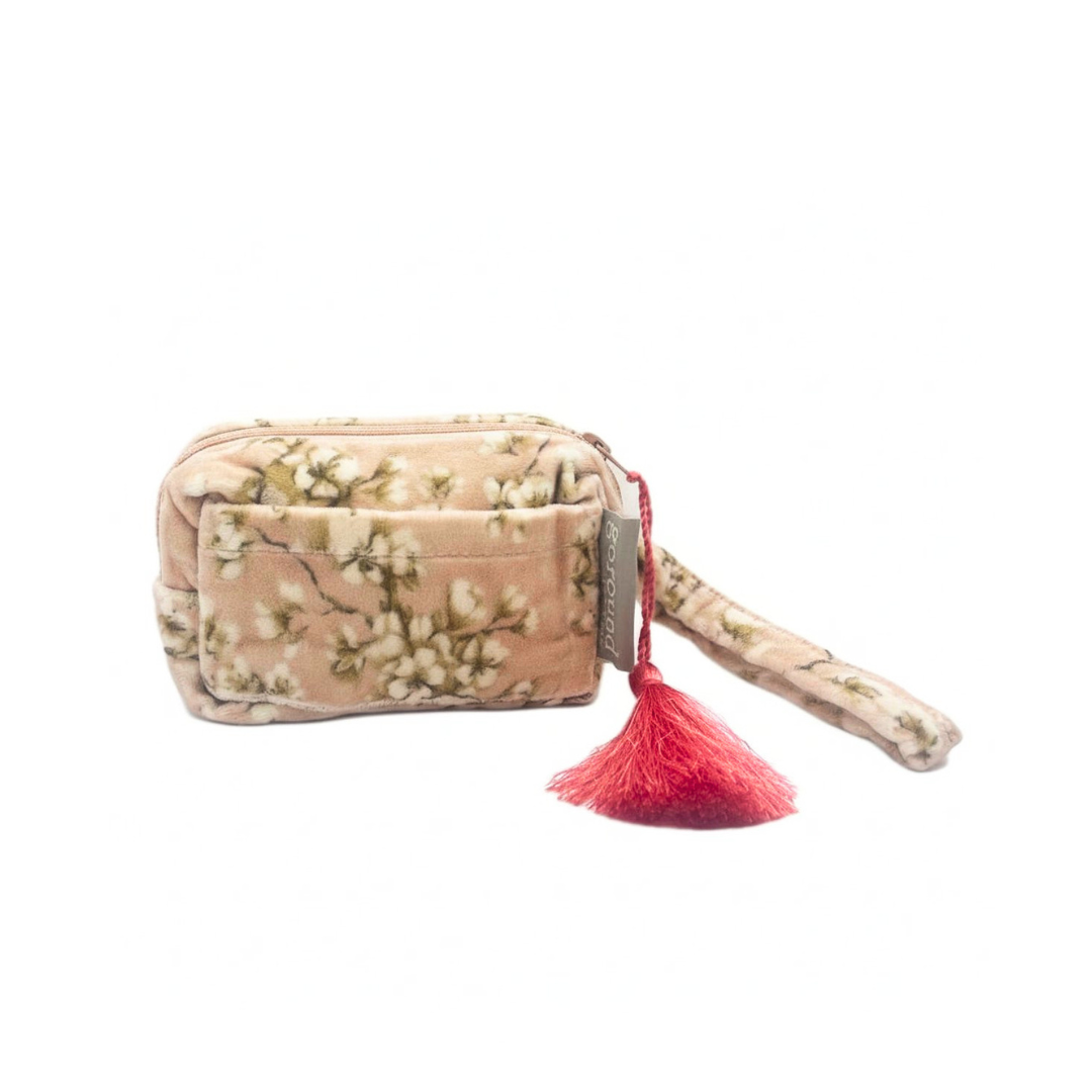 make-up tasje bloemprint op witte achtergrond