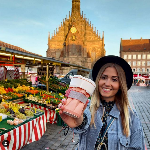 opgevouwen koffiebeker op markt