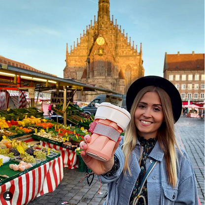 opgevouwen koffiebeker op markt