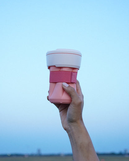 reisbeker roze in handen