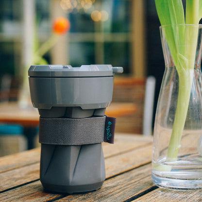 reisbeker grijs bij picknicktafel