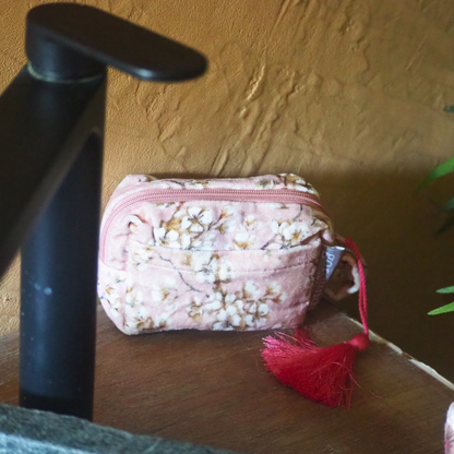 toilettasje roze met kwast in badkamer