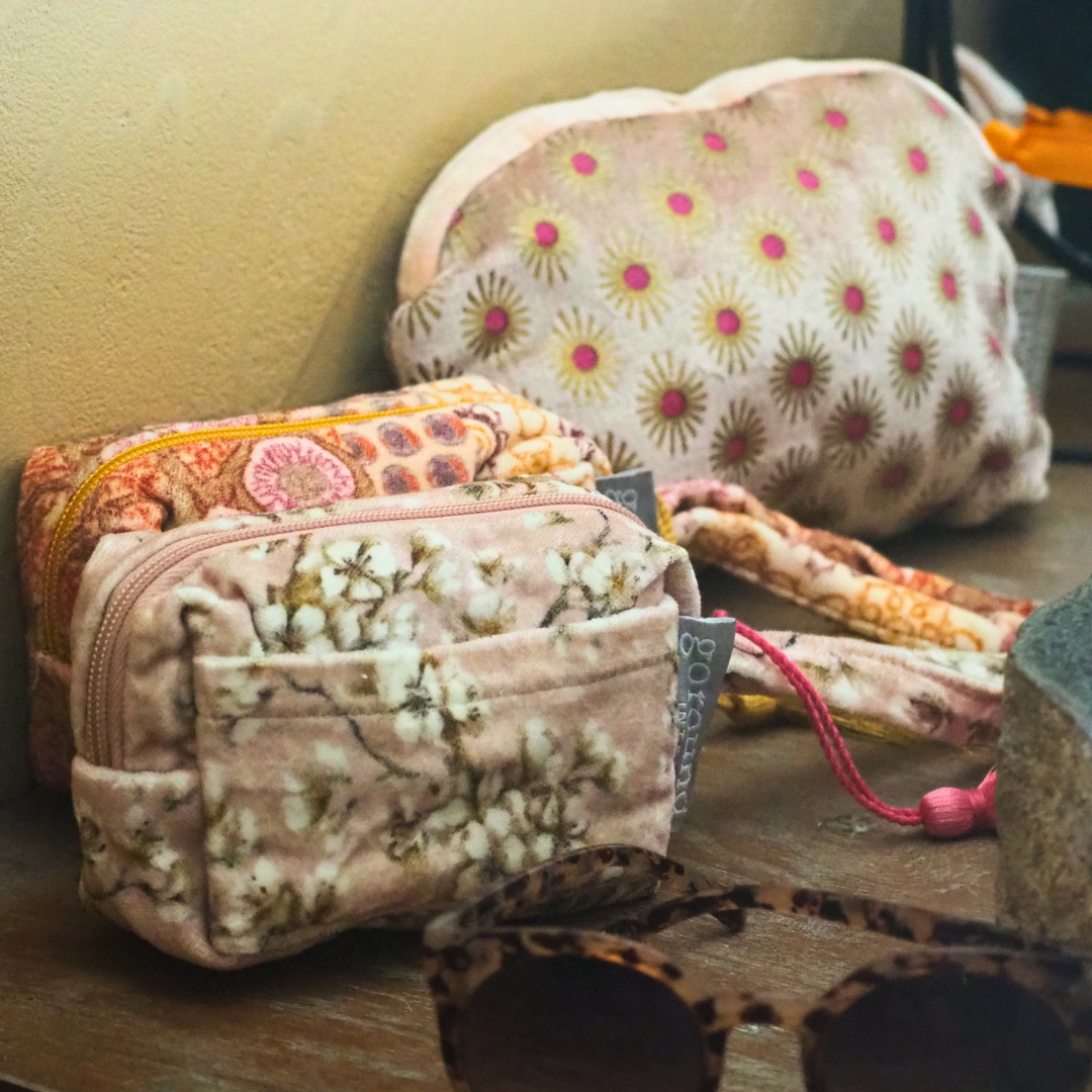 make-up tasjes in vakantie badkamer